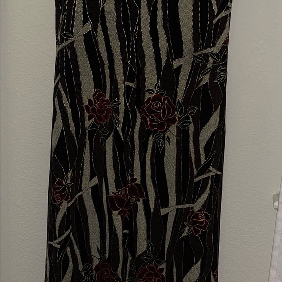 Floral Patterned Dress with Red Roses - Picture 2 of 4